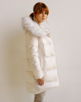 Новые модели пуховиков в магазине