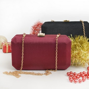 Вечерние сумочки в магазине