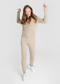 Светлые брюки с осенним образом в магазине